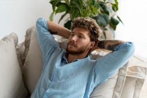 homem relaxado após fazer exames de check up